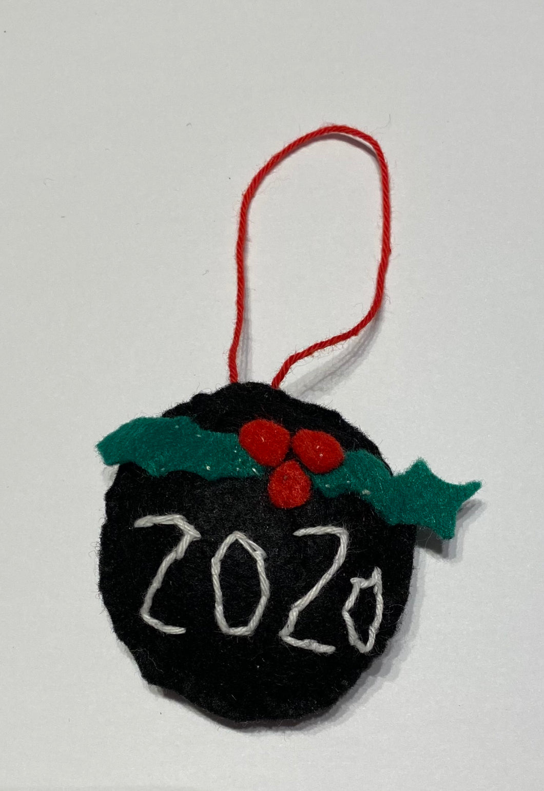 Felt ornament - 2020 black bulb with holly